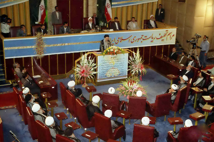 یزد فردا: مراسم تحلیف آیتالله هاشمیرفسنجانی رئیسجمهوری ایران یزد فردا: مراسم تحلیف آیتالله هاشمیرفسنجانی رئیسجمهوری ایران