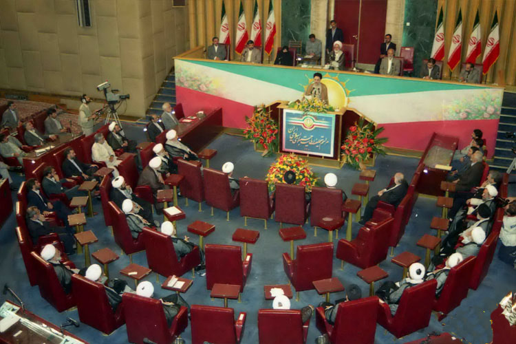 یزد فردا: مراسم تحلیف آیتالله هاشمیرفسنجانی رئیسجمهوری ایران یزد فردا: مراسم تحلیف آیتالله هاشمیرفسنجانی رئیسجمهوری ایران