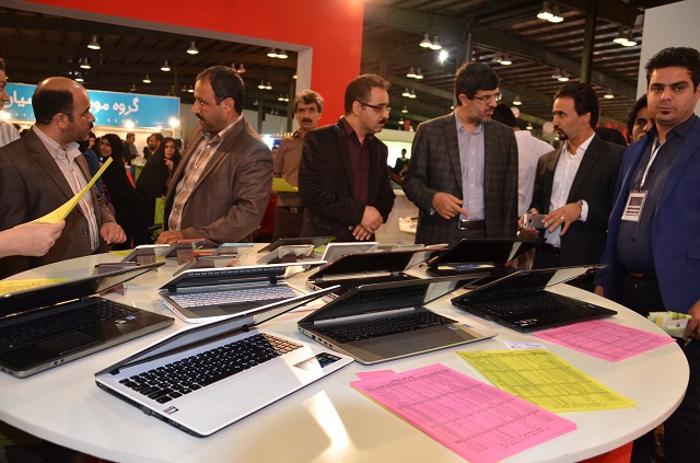 محمد حسین تقوایی زحمتکش :گزارش اختصاصی دهمین نمایشگاه کامپیوتر و موبایل : بازدید کامیتکسی معاون برنامه ریزدی استاندار یزد  