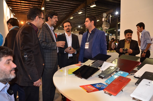 محمد حسین تقوایی زحمتکش :گزارش اختصاصی دهمین نمایشگاه کامپیوتر و موبایل : بازدید کامیتکسی معاون برنامه ریزدی استاندار یزد  