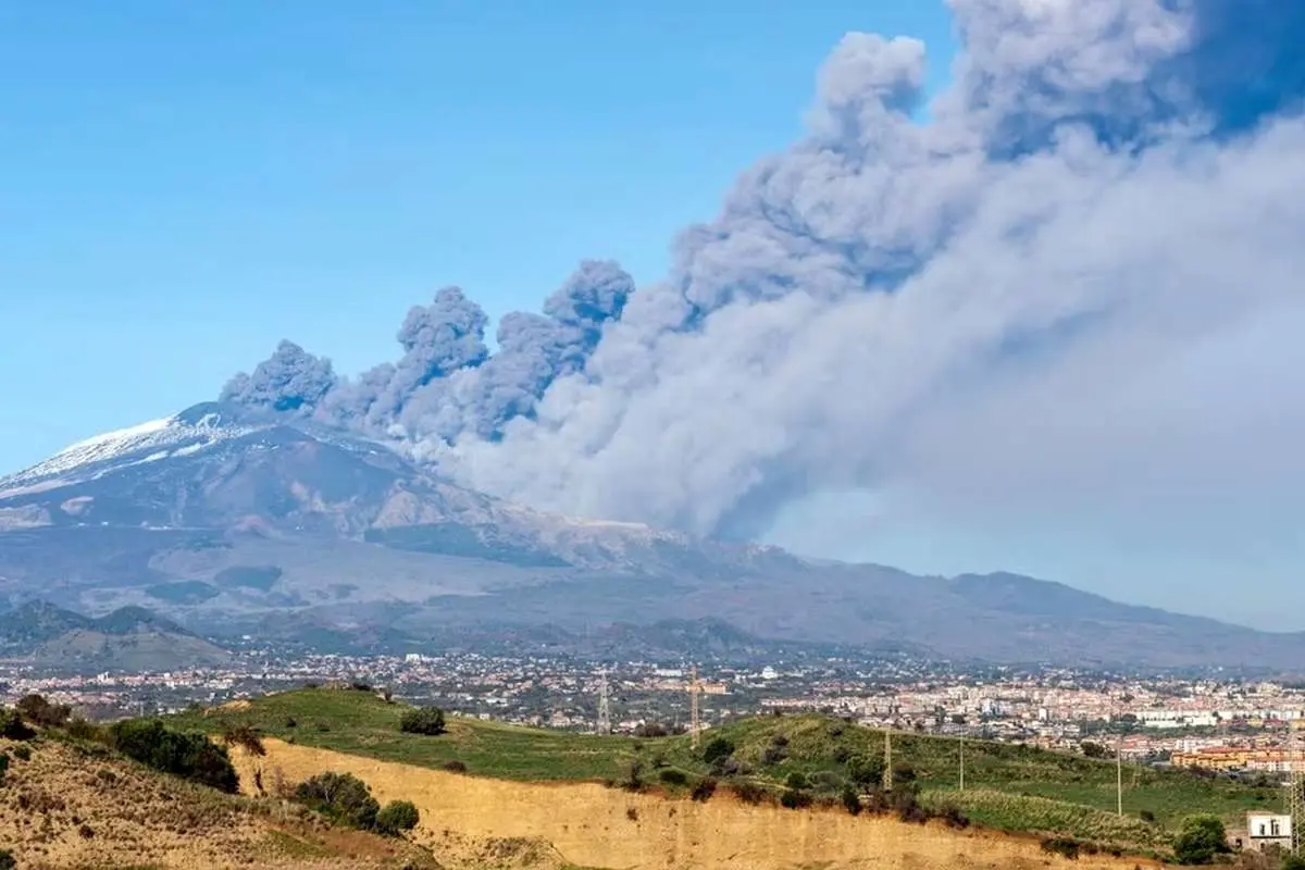 فیلم| فوران شدید آتشفشان اتنا آسمان سیسیل را با ستون‌های خاکستر پوشاند