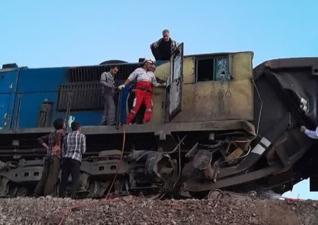 برخورد لوکوموتیو با واگن باری در اردکان ۲ مصدوم بر جای گذاشت