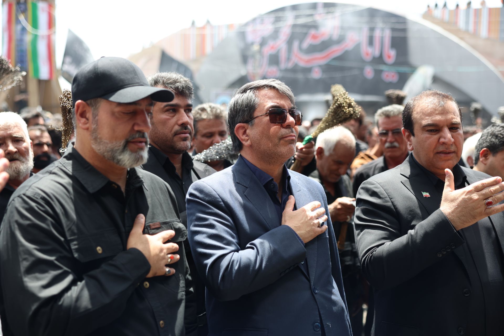 مردم صحنه عزاداری را به تجدید پیمان با راه امامین انقلاب تبدیل کردند