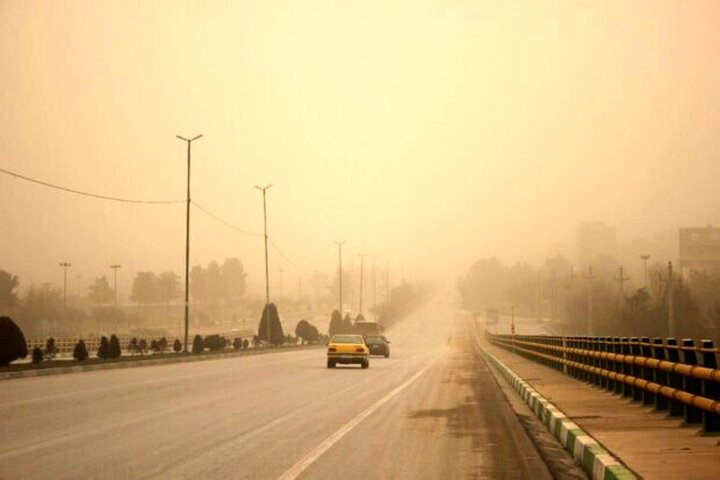 کاهش دید افقی در برخی شهرهای یزد به ۳ کیلومتر رسید/شهروندان در ترددهای جاده‌ای احتیاط کنند