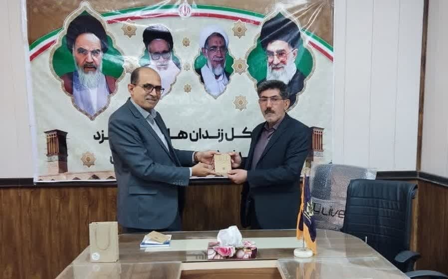 عواید فروش دلنوشته‌های شاعر یزدی به زندانیان غیرعمد اختصاص یافت