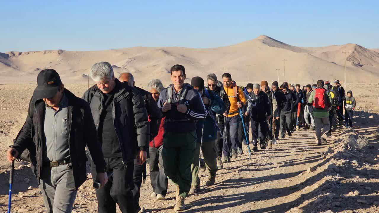 پیاده‌روی ۶ کیلومتری به سمت چشمه حسین در برنامه طبیعت‌گردی بافقی‌ها