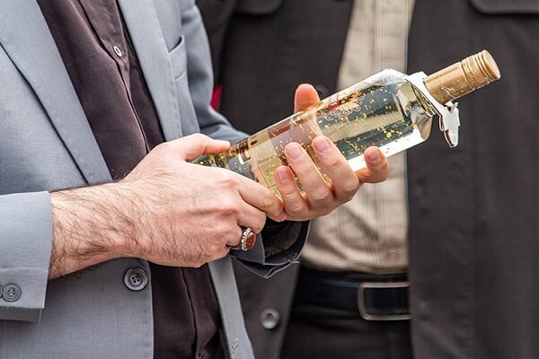 کشف مقادیری مشروبات الکلی در بازرسی از منازل مشکوک در خاتم کشف مقادیری مشروبات الکلی در بازرسی از منازل مشکوک در خاتم