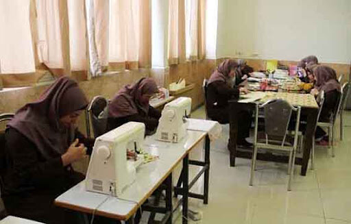 حرفه‌آموزی دختران معلول زرندی در کارگاه «دختران آفتاب»