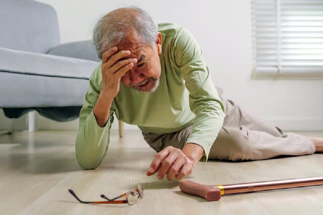 ترس از زمین خوردن، خطر افتادن را تا ۶۰ درصد افزایش می‌دهد