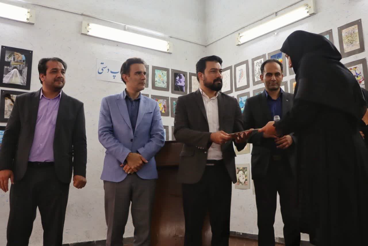 گشایش نمایشگاه آثار هنرآموزان هنرستان دخترانه هنرهای زیبای میبد