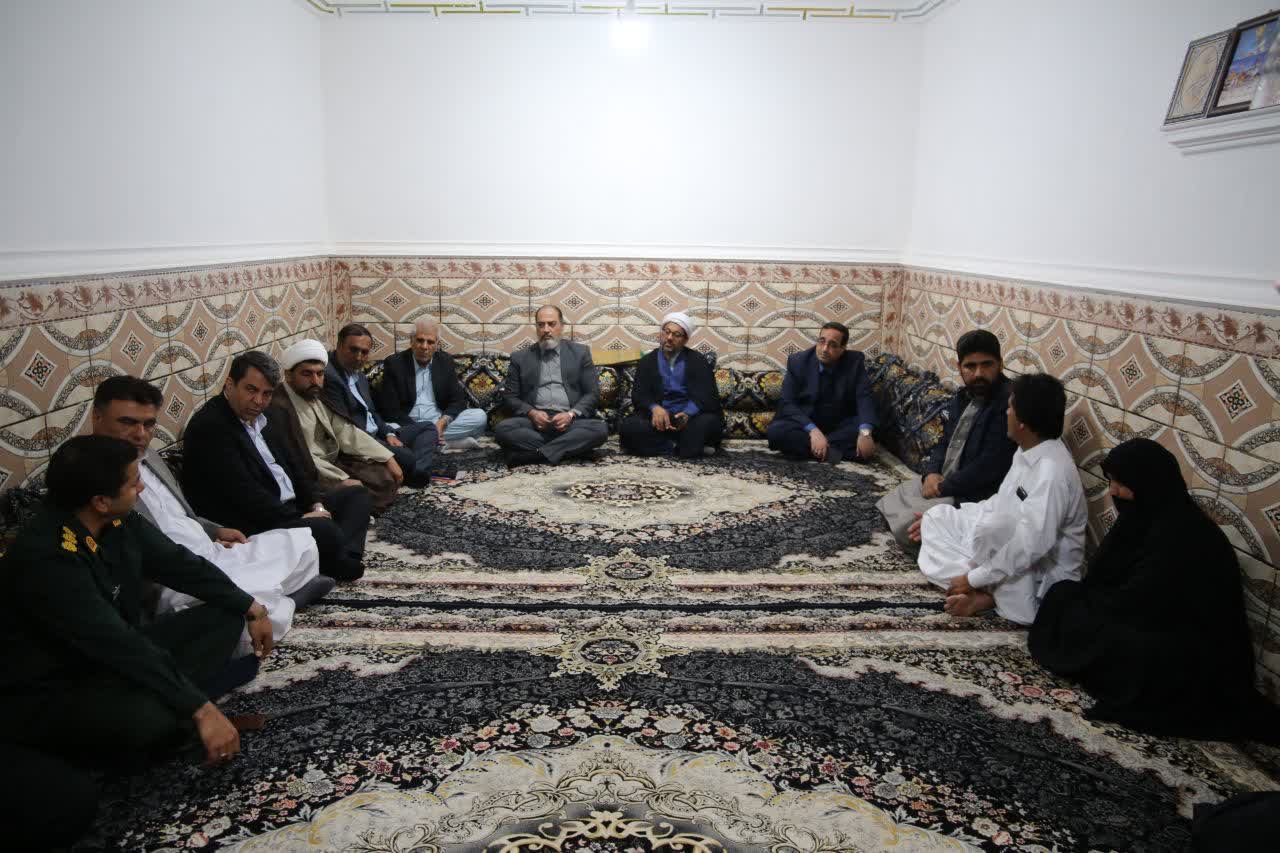 ادامه سفر استاندار کرمان به جنوب استان/ادای احترام به شهدای جازموریان/ دیدار با خانواده شهید مدافع حرم