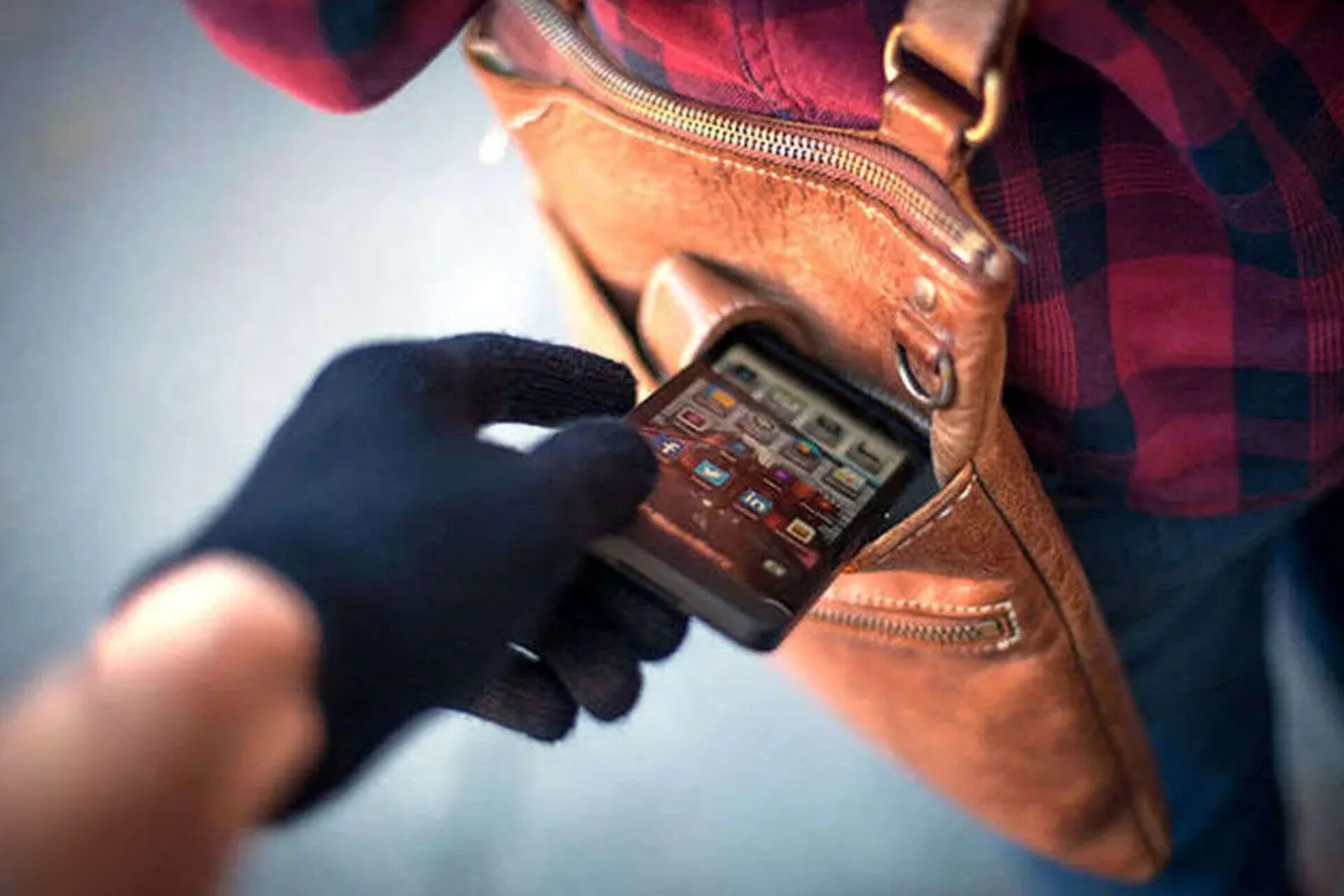 گوشی سرقت‌شده یا تعمیرشده چگونه اطلاعاتمان را به خطر می‌اندازد؟