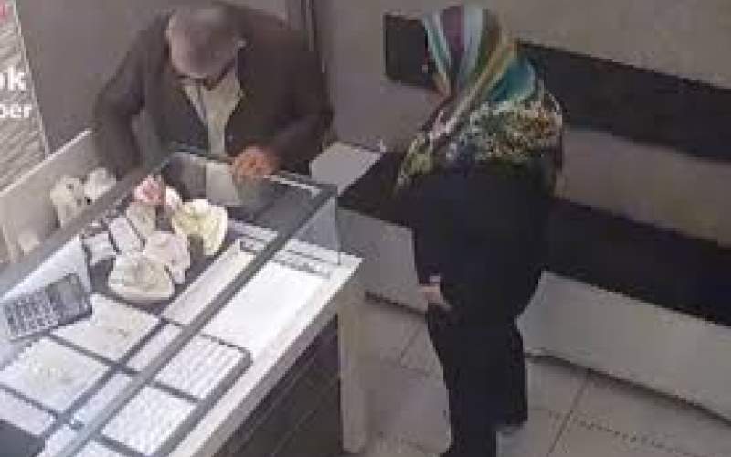 فیلم| حمله زن سارق با اسپری فلفل به طلافروش