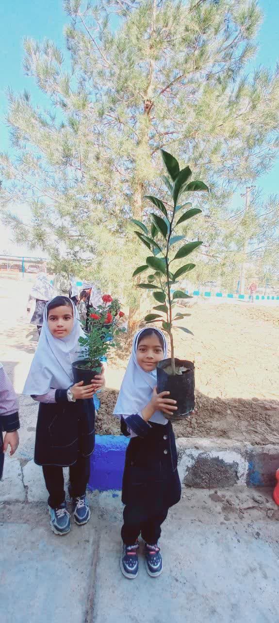 هدیه دختران سما بافق به طبیعت