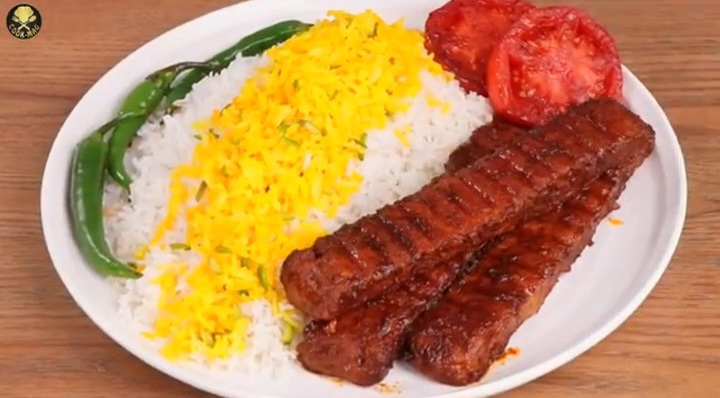 فیلم| خوشمزه‌ترین کباب مرغ ترش تابه‌ای؛ کباب مرغ آبدار با سس انار و زعفران