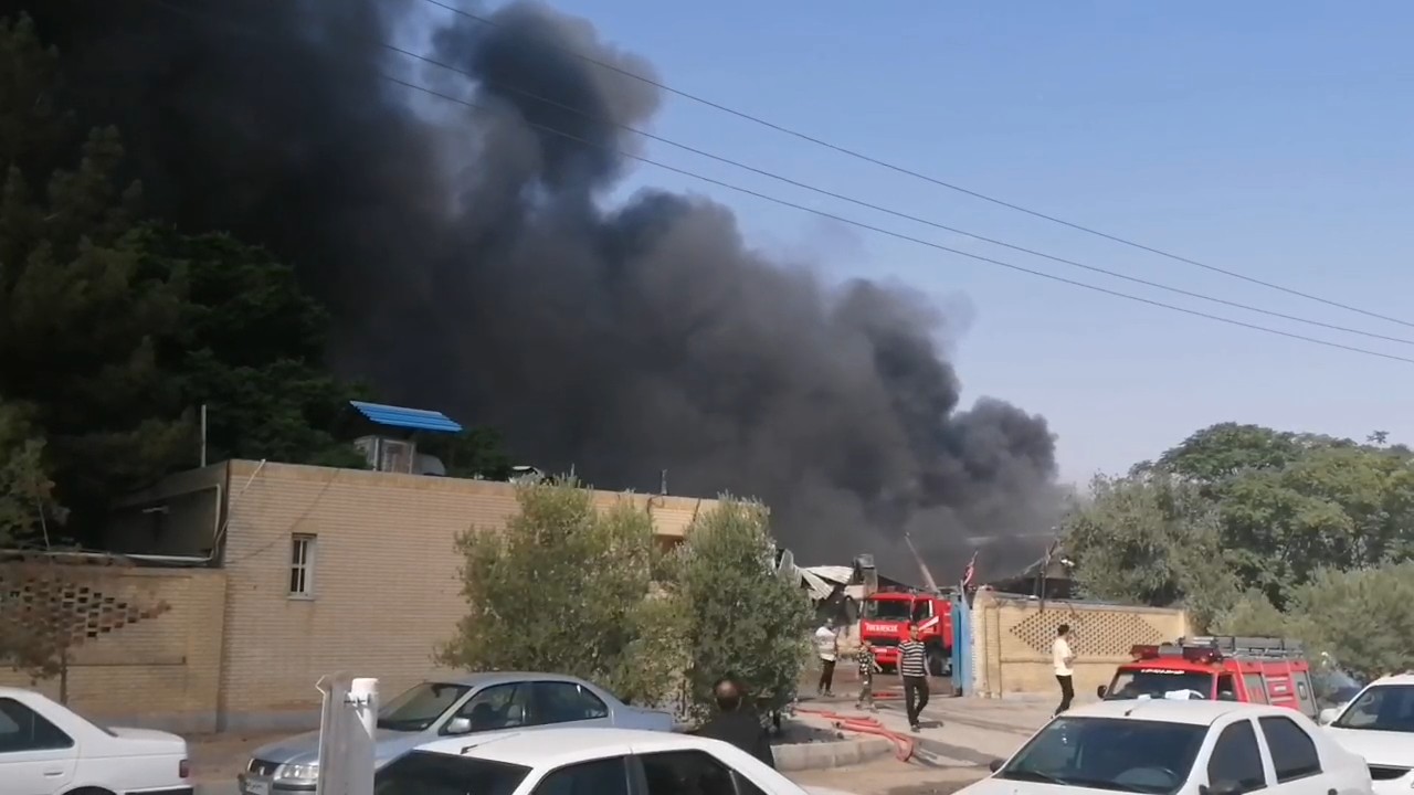 فیلم| مهار آتش‌سوزی گسترده کارخانه ریسندگی شهرک صنعتی یزد